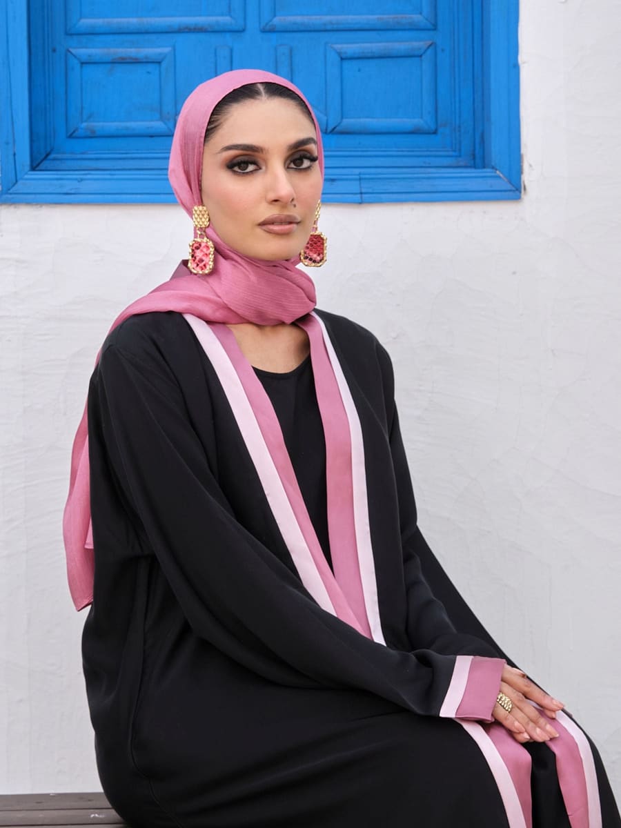 مجموعة عبايات فاخرة من خياطة AL RUQIU